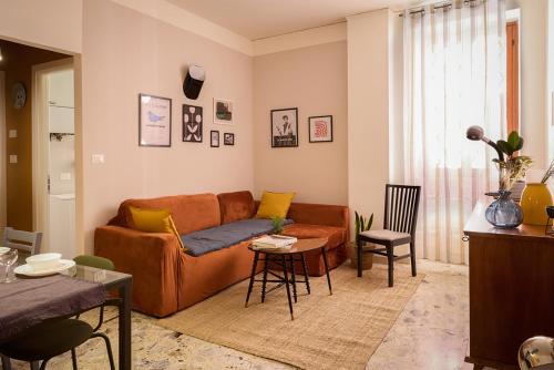 a living room with a couch and a table at Gigi' Studio in Verona
