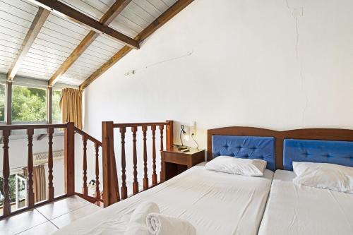 - une chambre avec un lit à tête bleue dans l'établissement Mezoneta 1, à Nydri