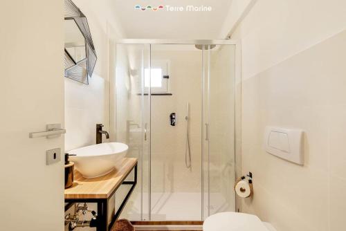 een badkamer met douche, wastafel en toilet bij Reborn House, TerreMarine in La Spezia