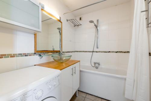 une salle de bain blanche avec un lavabo et une baignoire dans l'établissement Le République T3 hyper-centre - parking - terrasse, à Toulouse