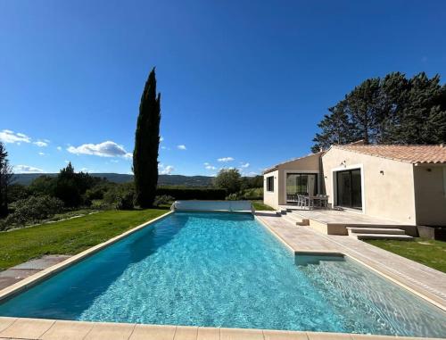 une piscine devant une maison dans l'établissement Havre de paix sur Roussillon, à Roussillon