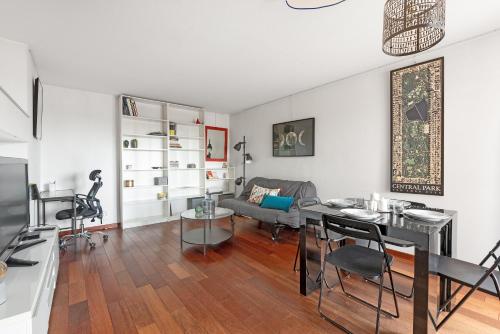 un salon avec une table et un canapé dans l'établissement Le République T3 hyper-centre - parking - terrasse, à Toulouse