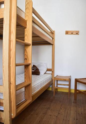 une chambre avec deux lits superposés et une table dans l'établissement Quartier Arago - Maison 3 chambres plage à pied, à Les Sables-dʼOlonne