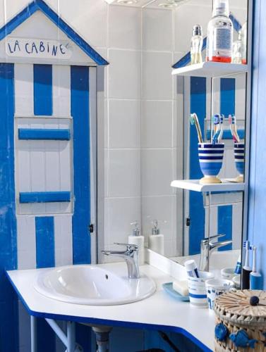 une salle de bain avec un lavabo et un miroir dans l'établissement Quartier Arago - Maison 3 chambres plage à pied, à Les Sables-dʼOlonne