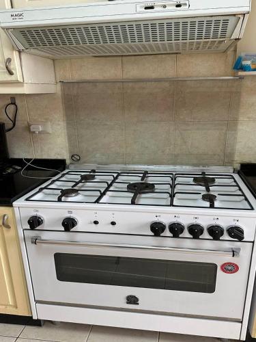 Η κουζίνα ή μικρή κουζίνα στο alwaha circle 3 bedrooms apartment ثلاثة غرف نوم دوار الواحة