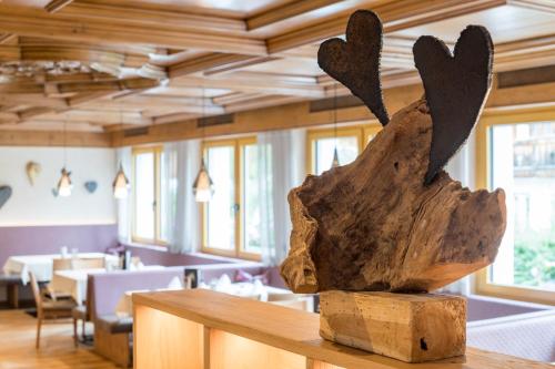 a wooden sculpture of hearts on a table in a restaurant at Hotel Post in Bach