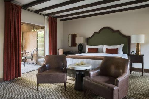 um quarto de hotel com uma cama e duas cadeiras em Royal Palms Resort and Spa, part of Hyatt em Phoenix