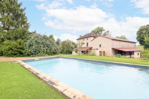une grande piscine devant une maison dans l'établissement Cabana & Maison des Vignes, à Viré