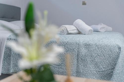 a room with a bed with towels on it at Niki's Apartments in Faraí