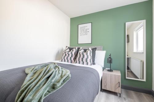 Gallery image of Private Double Rooms by Travel Lets Short Term Rental Agency In Derry City Centre in Derry Londonderry
