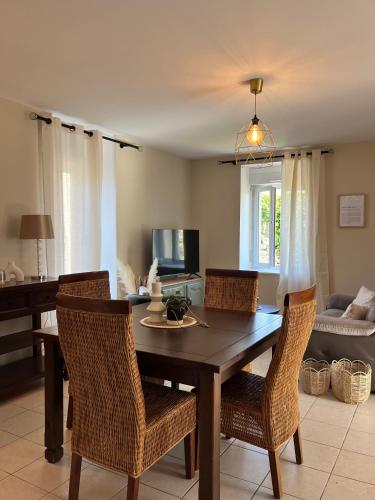 une salle à manger avec une table et des chaises en bois dans l'établissement An Ti Bras, à Landudec