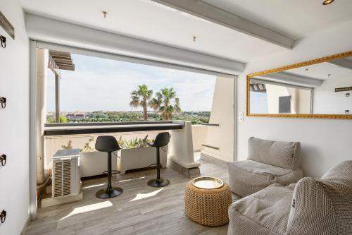 un salon avec vue sur l'océan dans l'établissement Golden Luxury House, au Cap d'Agde
