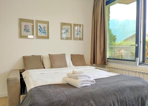 a bedroom with a bed with towels on it at Dascio Emotion Ferienwohnung mit Terrasse am See in Dascio