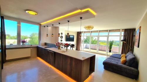 Μια τηλεόραση ή/και κέντρο ψυχαγωγίας στο Deluxe Appartment mit Marmorböden und Gold-Design El Dorado