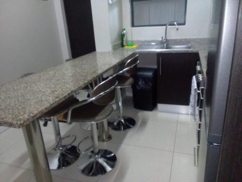 Η κουζίνα ή μικρή κουζίνα στο Urbanparkezstay A024