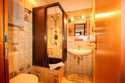 Bilik mandi di Haus Elbe Döse Wohnung 12a