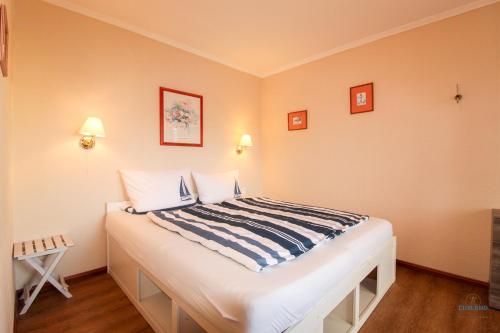 Postel nebo postele na pokoji v ubytování Haus Elbe Döse Wohnung 17