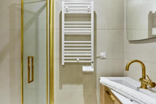 une salle de bain avec un lavabo et une douche dans l'établissement Résidence Centre de Paris by Studioprestige, à Paris