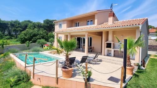 Swimmingpoolen hos eller tæt på Villa Mira