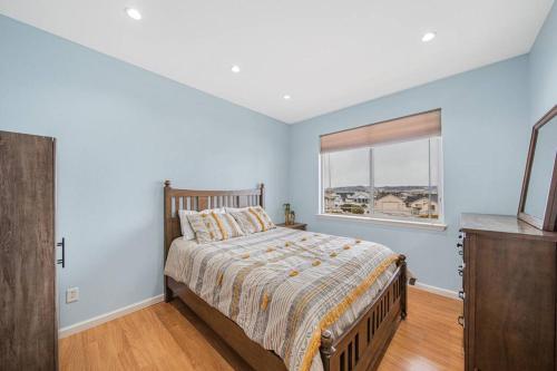 a bedroom with a bed and a window at Luxury Desert Mountain Retreat 5 BDs 12 ppl Dogs OK near Speedway, Lakes, Snow, Casinos in Fernley