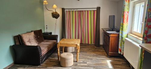 un salon avec un canapé et une table dans l'établissement La petite maison, à Wimereux