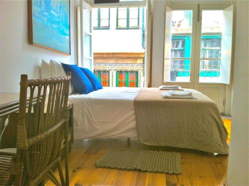 ポルトにあるHistorical Porto Apartmentのベッドルーム1室(ベッド1台、窓2つ付)