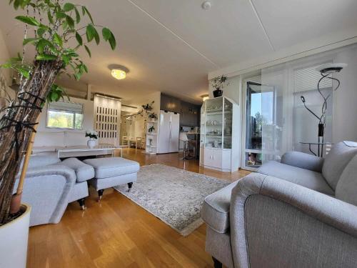 uma sala de estar com dois sofás e uma cozinha em Uniq Home Helsinki em Helsinque