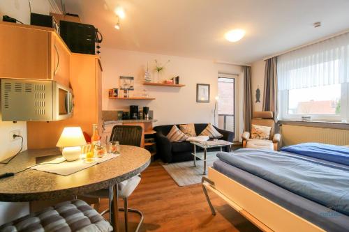 クックスハーフェンにあるStrand und zentrumsnahe Ferienwohnung für bis zu 2 Personen in Döseのベッドとリビングルームのある寝室