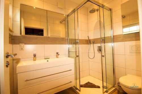 a bathroom with a shower and a toilet at Ferienhaus Christian Brütt Weg 23 in Cuxhaven