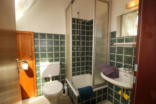 a bathroom with a toilet and a sink at Refugium Storchenwiese Wohnung 2 in Cuxhaven