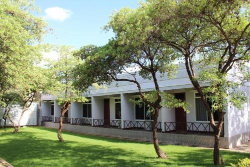 Κήπος έξω από το Royal village Hotel