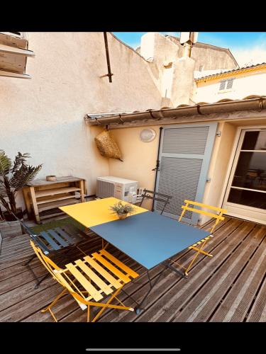 une table et des chaises assises sur une terrasse dans l'établissement « Douce Nuit Médiévale », à Hyères