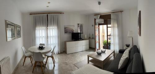 un soggiorno con un divano e un tavolo di Quererte a Teruel