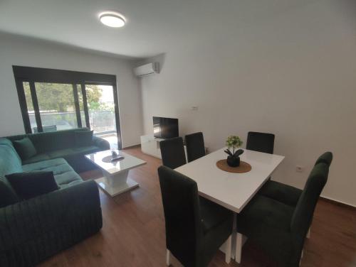 a living room with a table and a couch at SD LUX APARTMENTS in Dobra Voda