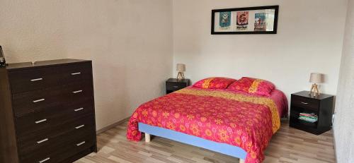 une chambre avec un lit et une commode dans l'établissement APPT T2 saisonnier en montagne, à Jausiers