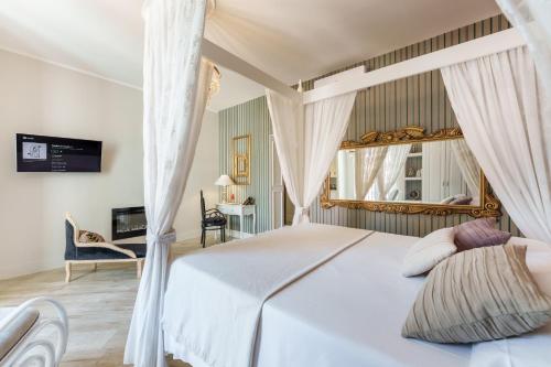 A bed or beds in a room at It's Room Naples