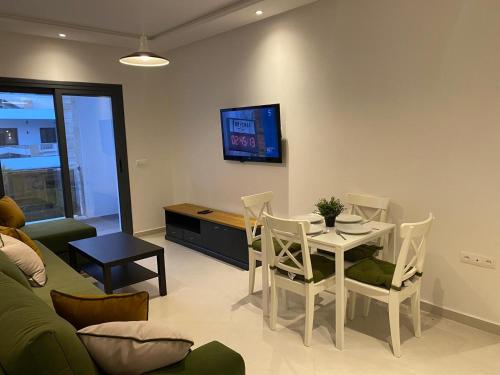 TV a/nebo společenská místnost v ubytování Appartement avec vue piscine à centre ville martil