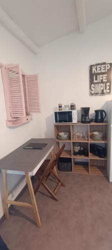 une cuisine avec une table en bois et un comptoir dans l'établissement n°2 Gîte 4 personnes* au cœur de la nature, à Saint-Aubin-de-Nabirat