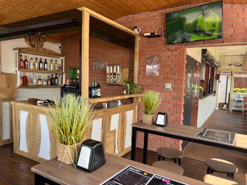 Lounge nebo bar v ubytování Domki w Rusinowie u Gosi