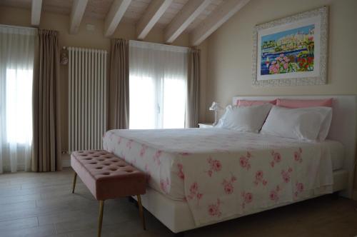 sypialnia z łóżkiem z narzutą różowo-białą w obiekcie B&B La Fiaba w Sirmione