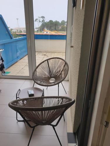 deux chaises et une table sur un balcon dans l'établissement Appartement vue port, à Capbreton