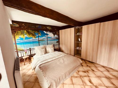 une chambre avec un lit et une vue sur l'océan dans l'établissement Amour l Romance l Chambre Secrète l Balnéo Massage, à Rousson