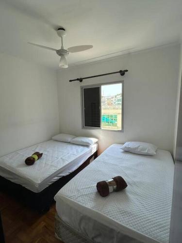 En eller flere senge i et værelse på Excelente apto a 100 mts do mar