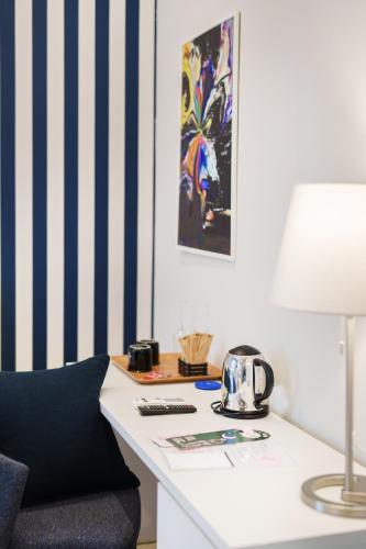 a room with a desk with a chair and a lamp at It's Room Naples in Naples
