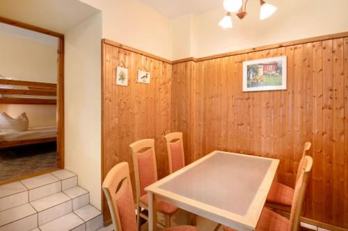 a dining room with a table and chairs at Krüseliner Mühle - Ferienwohnungen in Krüselin