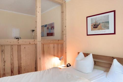 a bedroom with a bed with white pillows at Krüseliner Mühle - Ferienwohnungen in Krüselin