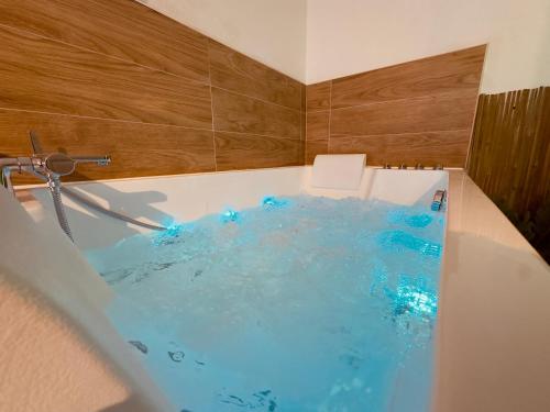 Φωτογραφία από το άλμπουμ του Amour l Romance l Chambre Secrète l Balnéo Massage σε Rousson