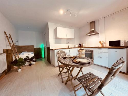 Η κουζίνα ή μικρή κουζίνα στο Amour l Romance l Chambre Secrète l Balnéo Massage