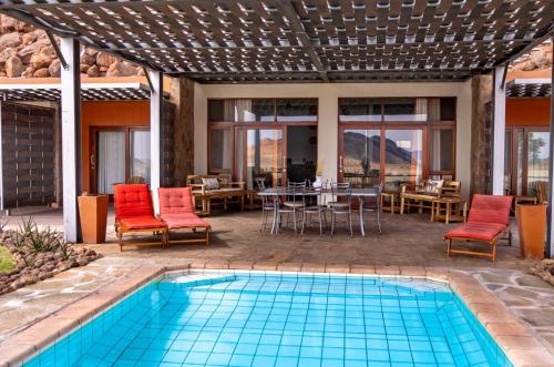 Bazén v ubytování Greenfire Desert Lodge nebo v jeho okolí