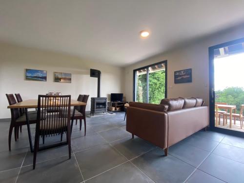 un salon avec un canapé et une table dans l'établissement La Fourche aan Lac de Chaumeçon, à Brassy